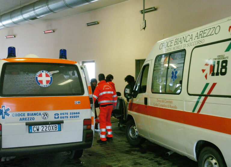 Incidente stradale ad Arezzo: ciclista 82enne trasportato in ospedale