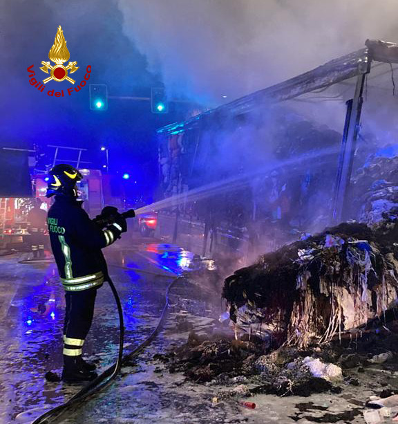 Arezzo, a fuoco nella notte camion carico di stracci