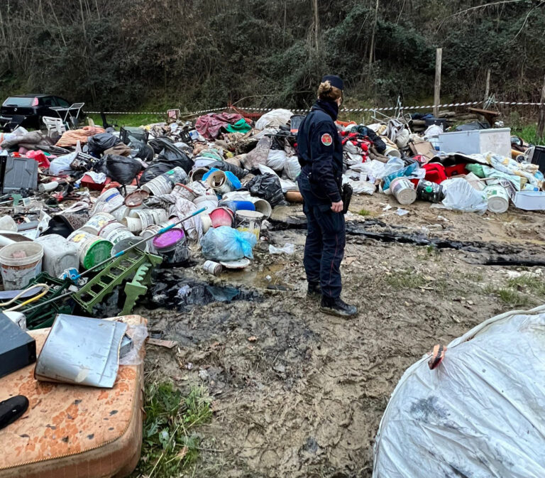Trovati mentre bruciano rifiuti pericolosi, due operai nei guai