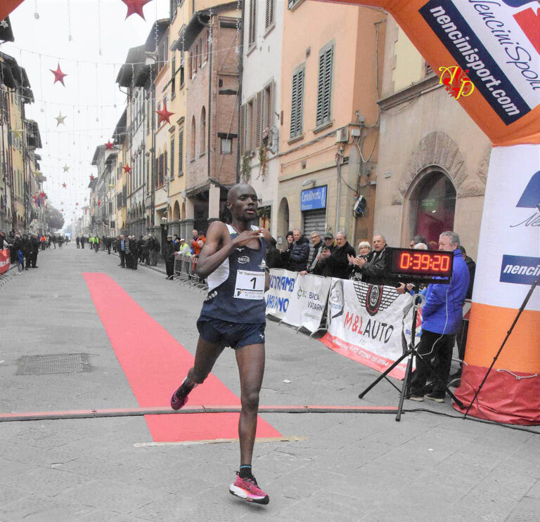 Simon Loitanyang della U.P. Policiano vince il Capodanno di Corsa 2023