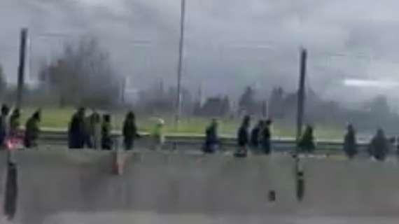 Scontri tra tifosi sull’Autostrada del Sole tra Arezzo e Monte San Savino (video)