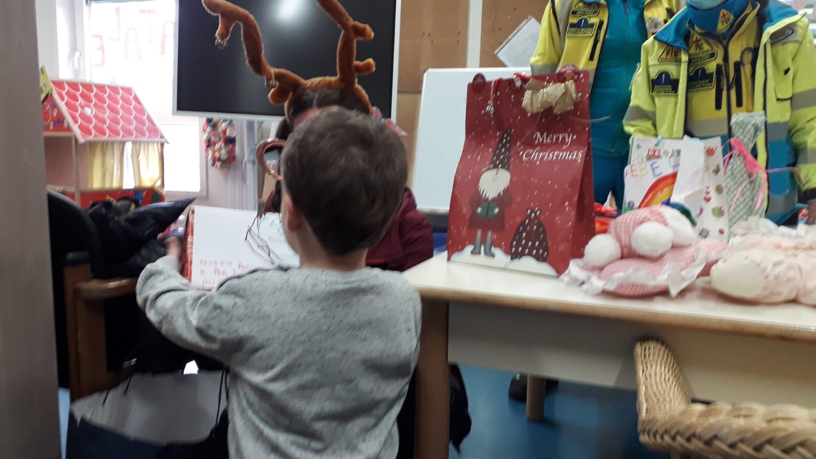 I doni delle scuole ai bambini della pediatria