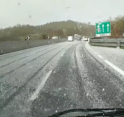 Maltempo: neve, pioggia e grandine, traffico ingolfato in autostrada