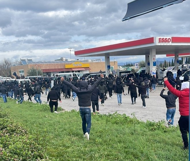 Scontri sull’A1 a Badia al Pino, scattano le perquisizioni per 33 ultras di Napoli e Roma