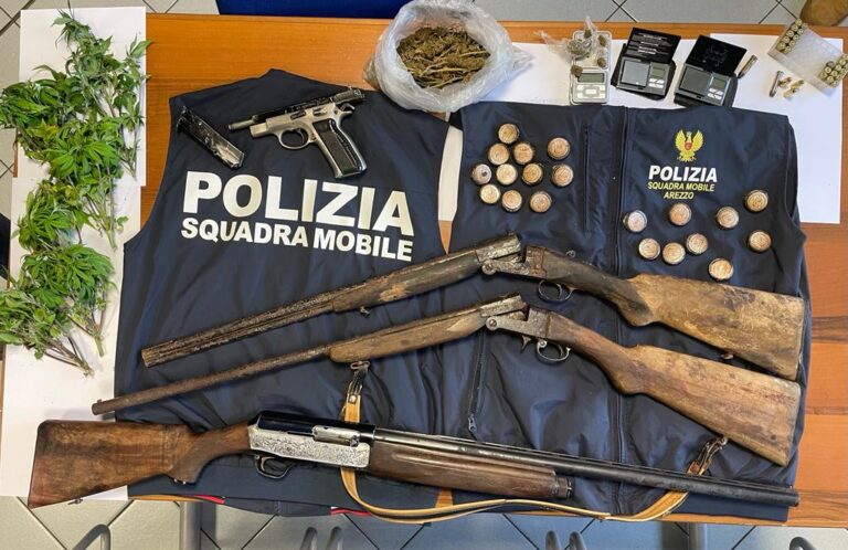 Fermato in autostrada per un controllo finisce in carcere per spaccio e detenzione illegale di armi