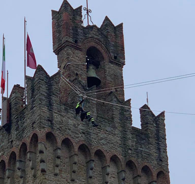 I vigili del fuoco simulano l’arrivo della Befana