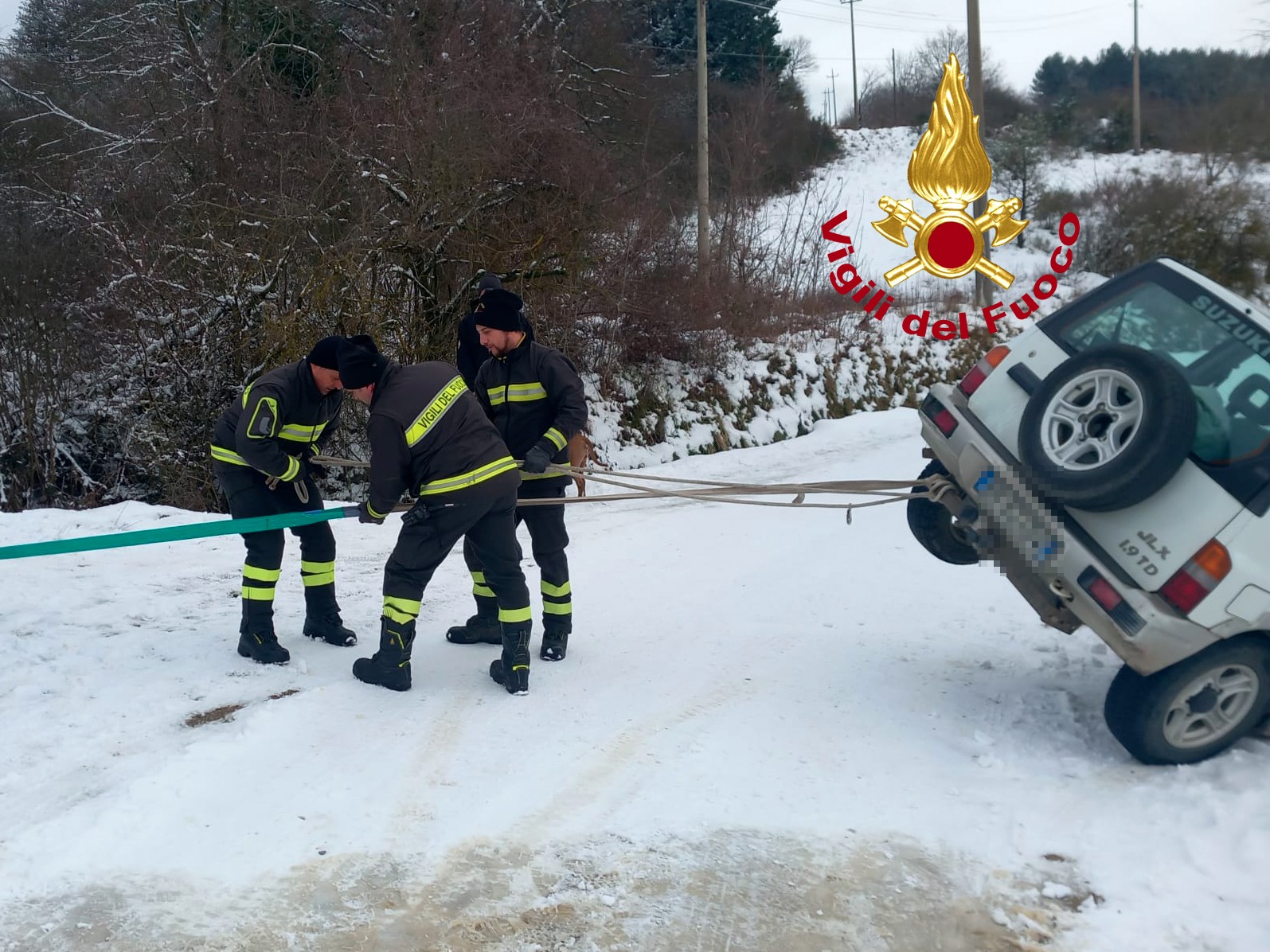 Vigili del fuoco auto impantanate a Poti (2)