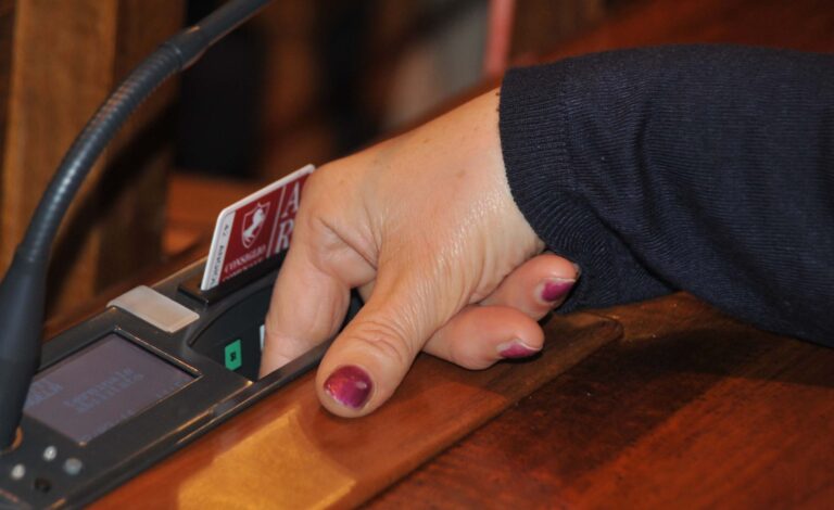 Arezzo, il Consiglio comunale boccia i temi civili e sociali, promuove tradizione, sicurezza e sanità