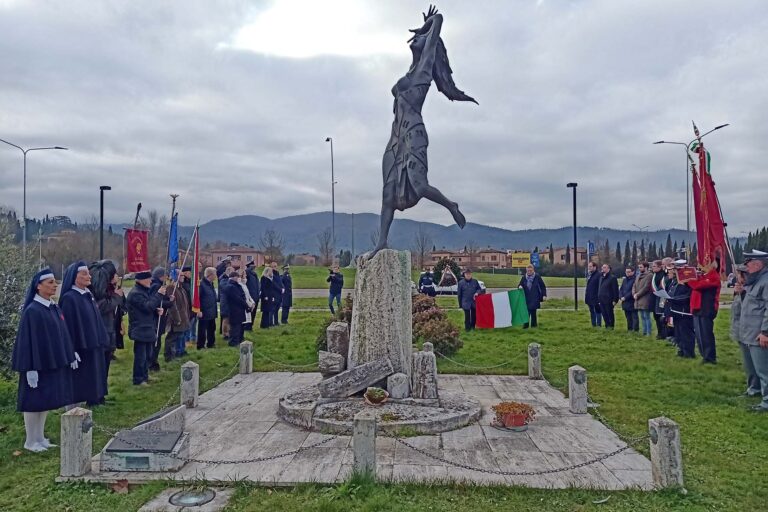 La cerimonia in onore delle vittime civili di guerra del territorio aretino