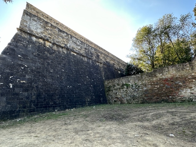 I “Cammini di Francesco”, Casi:  “Prossima l’apertura della porta a nord delle mura adiacenti alla Fortezza”