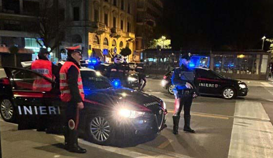 Arezzo, i carabinieri pattugliano il centro storico: arrestati due latitanti