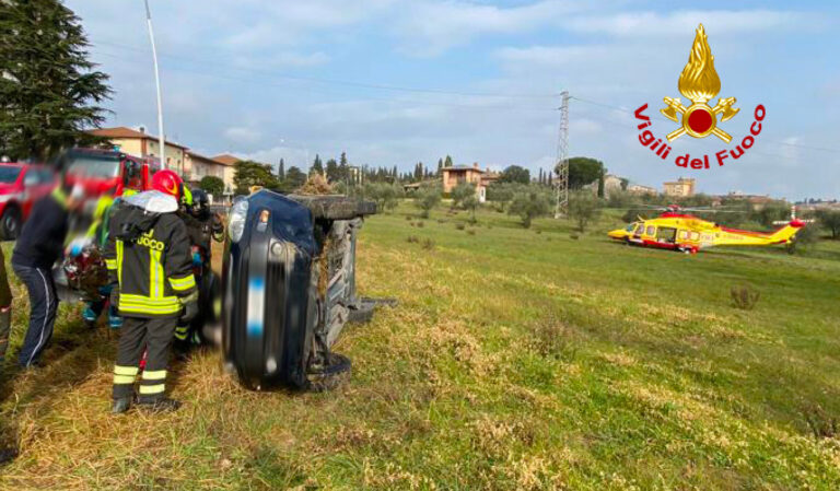 Due auto finiscono fuoristrada ferite due donne