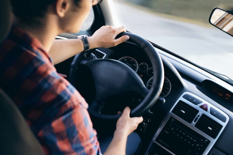 Autoscuola “regala” patenti professionali: 12 denunciati