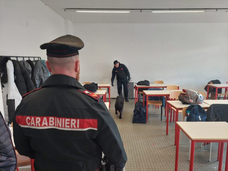 Controlli antidroga dei carabinieri nelle scuole di Arezzo