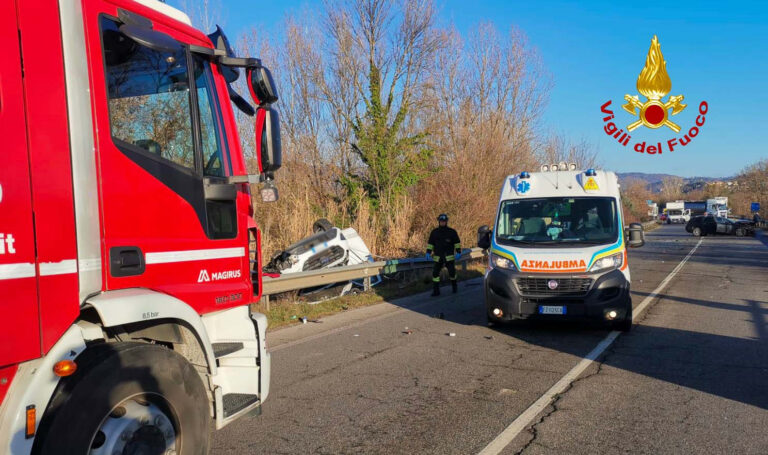 Giovi: scontro tra due auto, una finisce fuori strada e si ribalta, quattro feriti