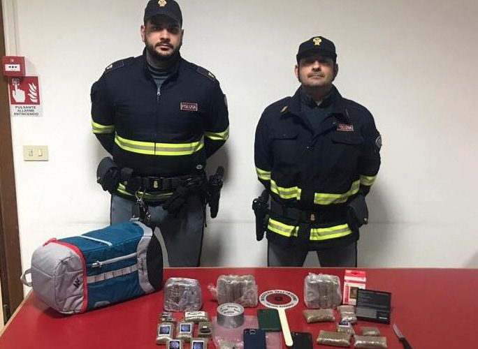 Viaggiavano in Autosole con 22 panetti di hashish, arrestati