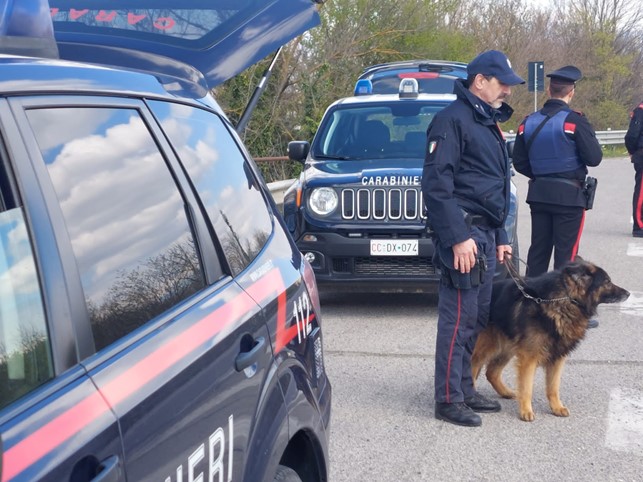 Consumo e spaccio di stupefacenti : un arresto e due denunce