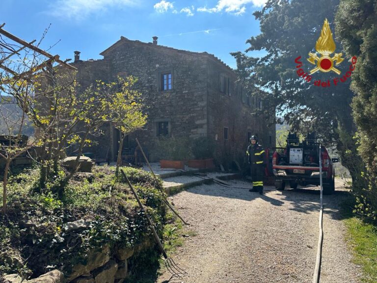 Cortona: agriturismo in fiamme, intervento dei pompieri