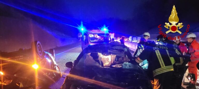 Scontro tra due auto in A1, una cappottata, due i feriti