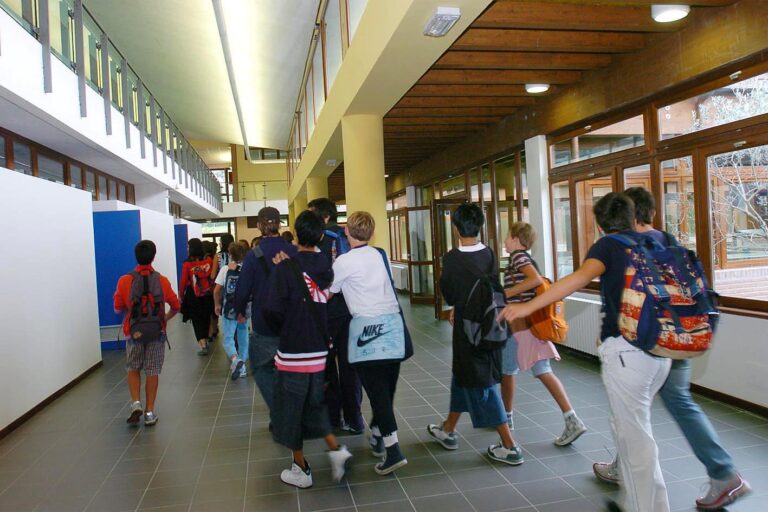 Arezzo, crolla il controsoffitto della classe, il sindaco ordina la chiusura della scuola