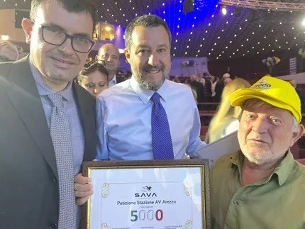 Antonio Tremori e Piero Perticai consegnano le prime cinquemila firme pro Medio Etruria a Matteo Salvini
