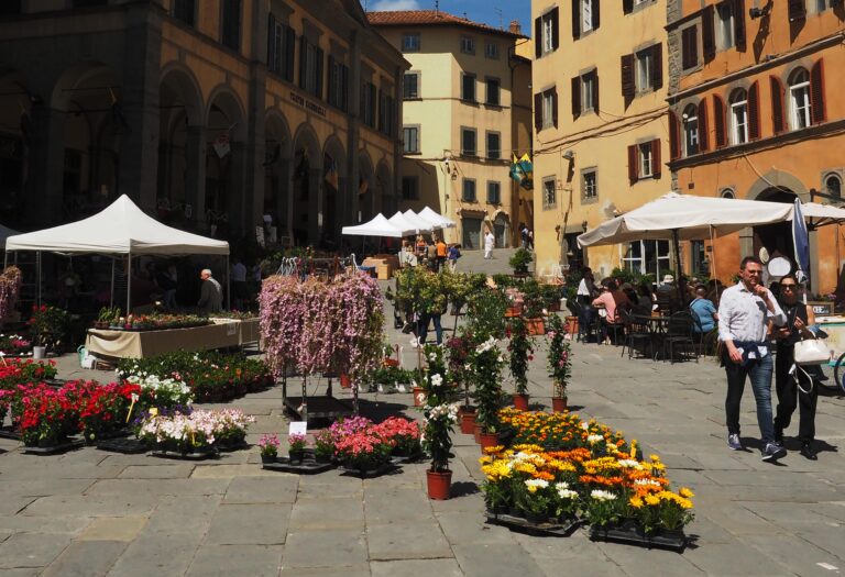 Cortona si veste di fiori: al via il primo concorso di decorazioni floreali