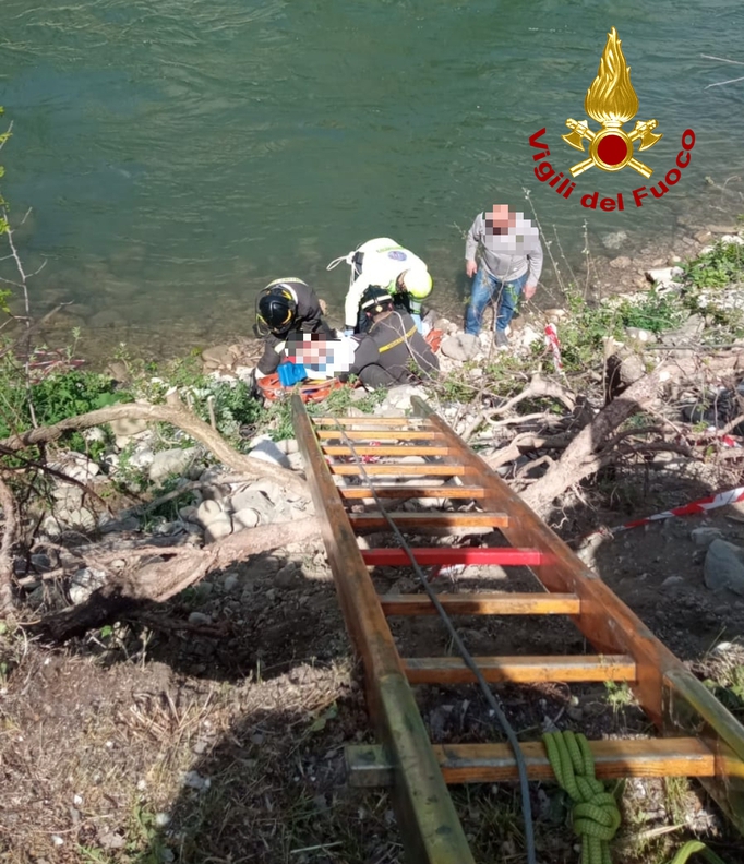 Rassina: cade sul greto del fiume Arno, recuperato dai Vigili del fuoco