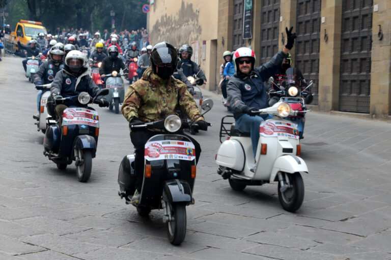 Arezzo invasa dalle Vespe: tre giorni a tutto gas tra giro, mangiate e amarcord!
