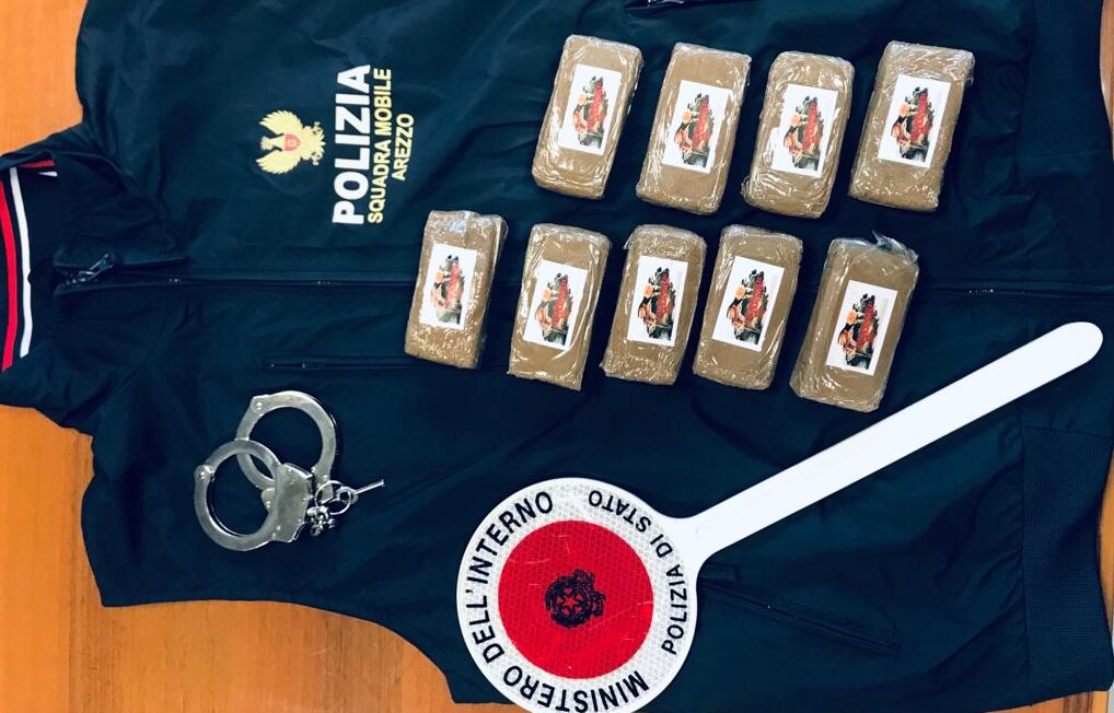 9 panetti preconfezionati di hashish