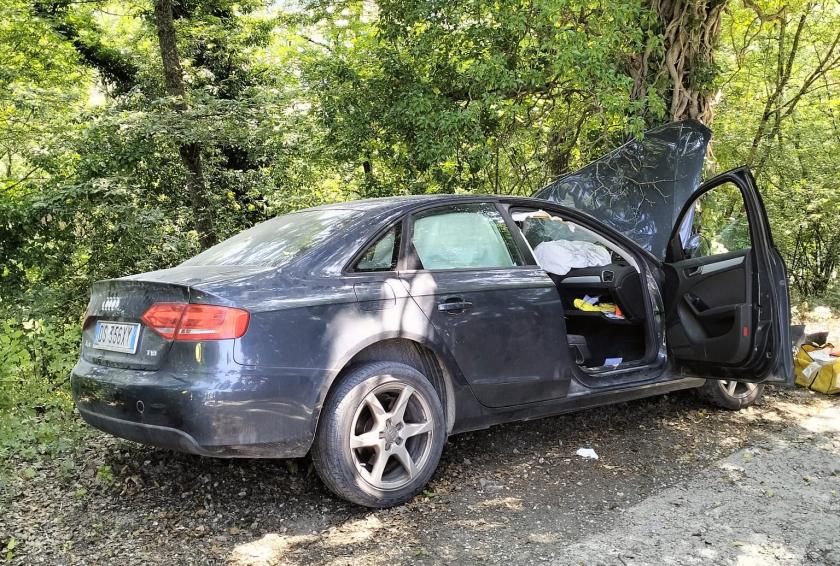 Auto con tre anziani a bordo finisce contro un albero, muore una novantenne