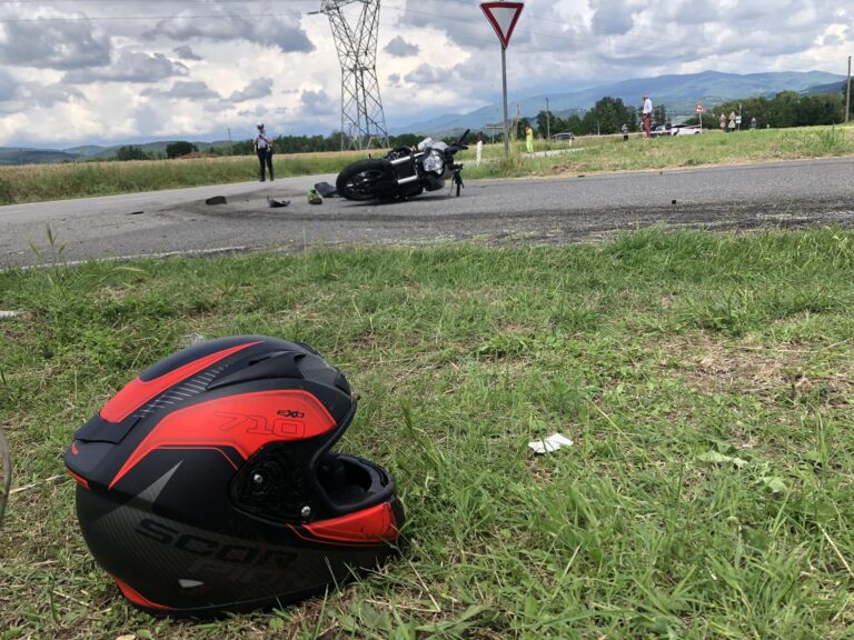 Si scontra con un furgone, muore motociclista