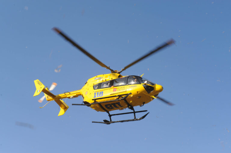 Incidente moto sulla SR 71 a Cortona: uomo di 30 anni trasportato in ospedale