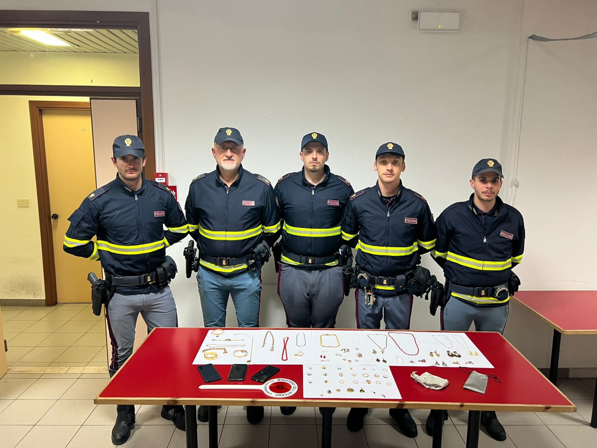 Truffano anziana e le rubano i gioielli, beccati dalla polizia in autostrada