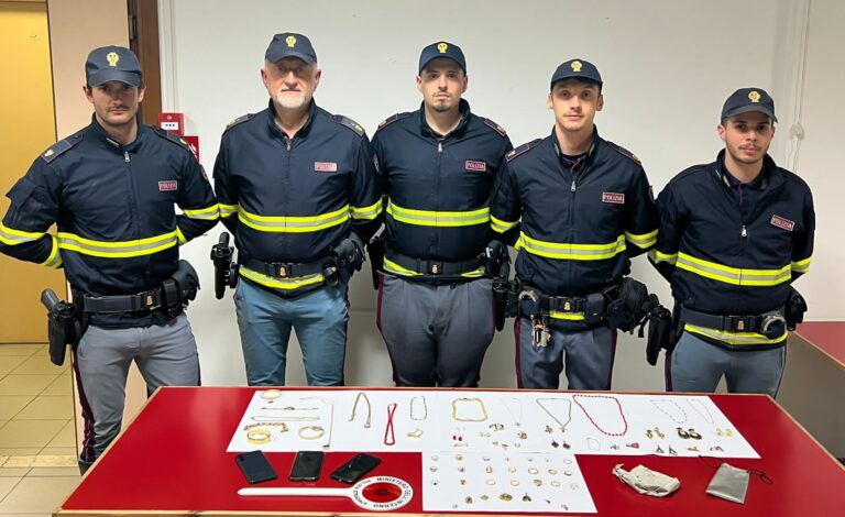 Truffano anziana e le rubano i gioielli, acciuffati dalla polizia in  autostrada