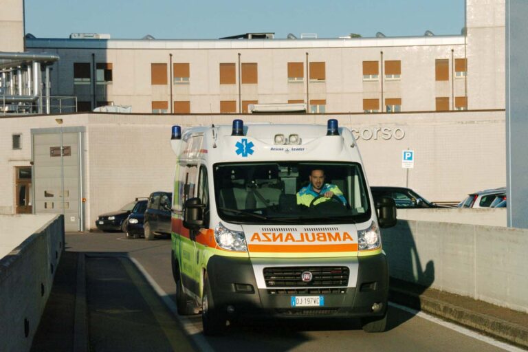 Si cappotta con l’auto, ferita 47enne