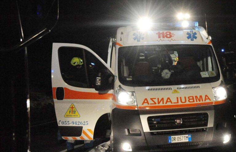 Incidenti stradali: 21enne cade dalla moto, ciclista investito da un cinghiale