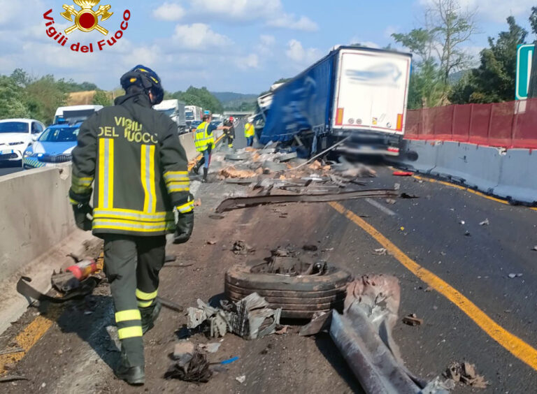Camion perde bobine di metallo da 800 kg in autostrada