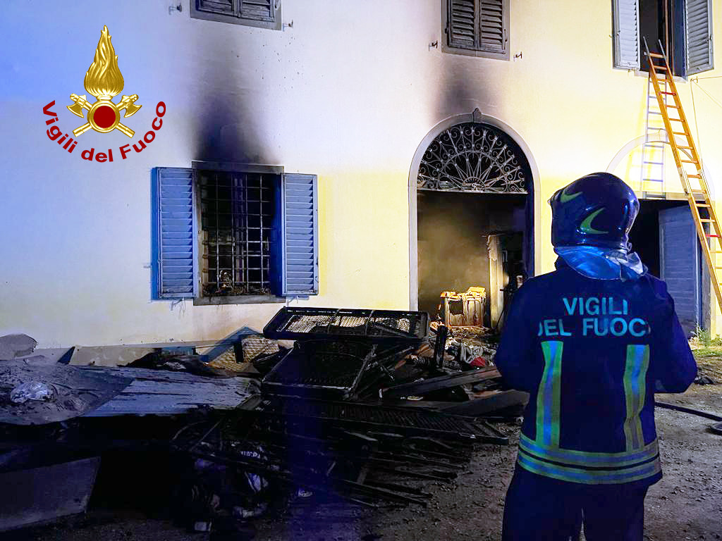 Incendio in un'azienda agricola salvati dai Vigili del fuoco un minorenne e una disabile