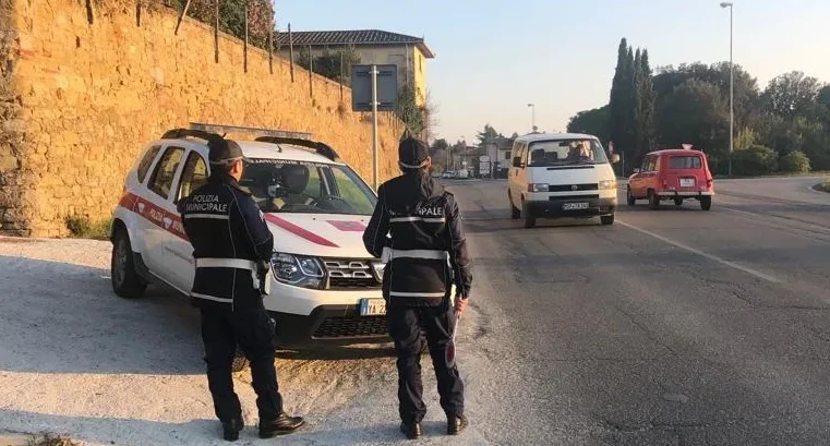 Pizzicati alla guida senza patente, uno con documenti falsi e quattro non assicurati