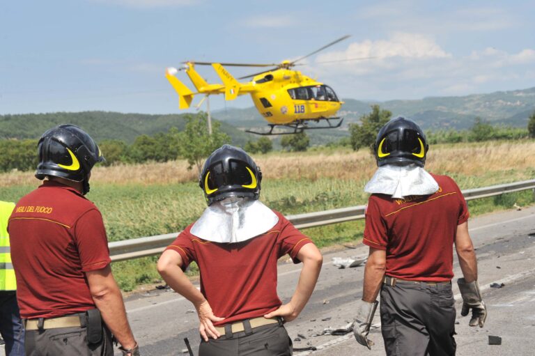 Cortona, auto finisce contro guard rail: ferito 29enne