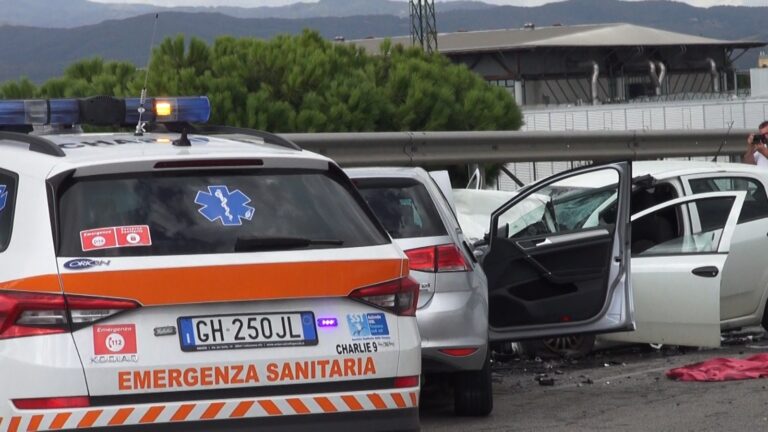 Scontro frontale ad Arezzo, in Viale Don Minzoni, muore 73enne, ferita 40enne