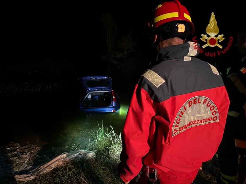 Anghiari pescatori ubriachi finiscono con l'auto in un laghetto