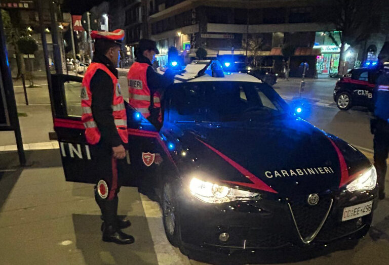 Sfascia l’appartamento aggredisce la madre e i carabinieri, arrestato