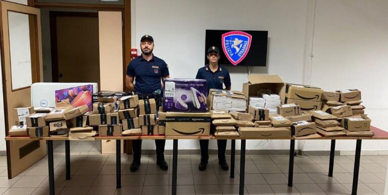 Fermati dalla polizia in A1 con l’auto stracolma di merce rubata ai corrieri