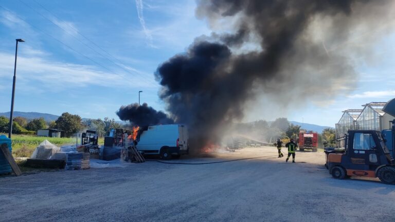 Arezzo, furgone e materiale di stoccaggio in fiamme (Foto)