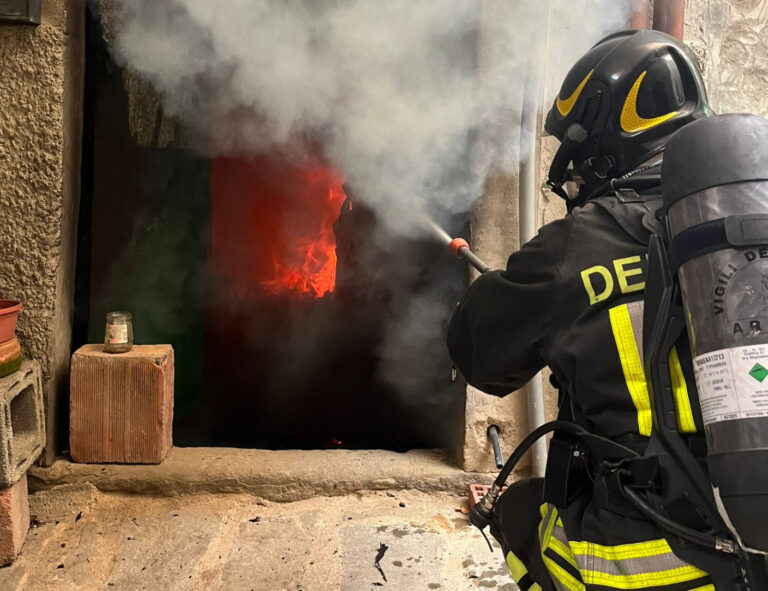 Incendio a Loro Ciuffenna, mattinata intensa per i Vigili del fuoco