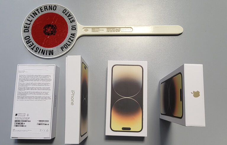 Arezzo, la polizia scopre due truffatori con iPhone falsi