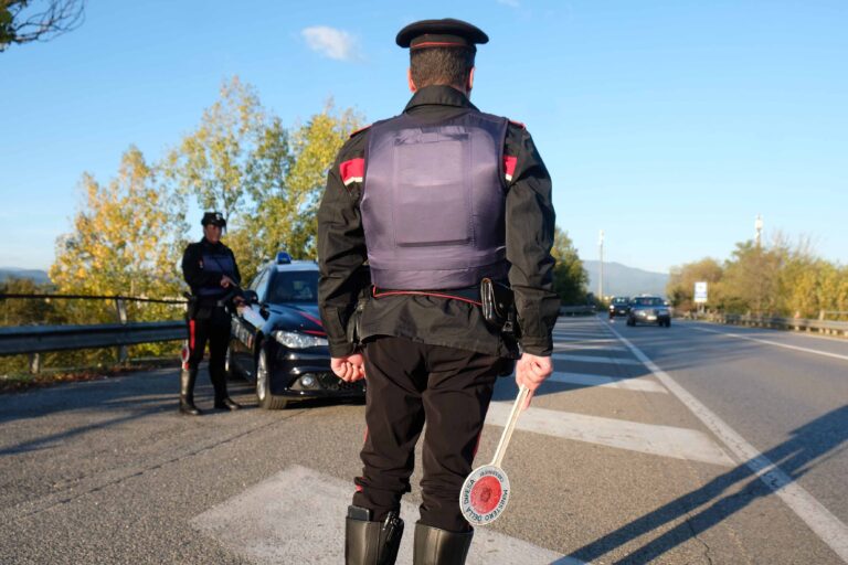 Fuga dalla Campania: Carabinieri individuano donna straniera ad Arezzo con figlia di 4 anni