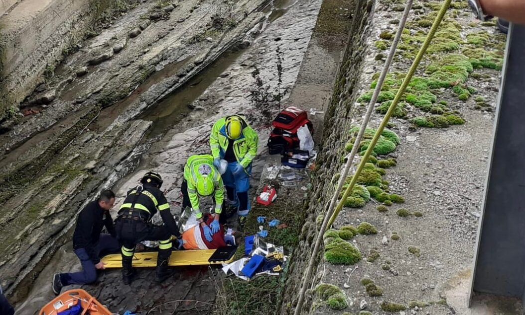 72enne cade da ponte e fa un volo di 10 metri