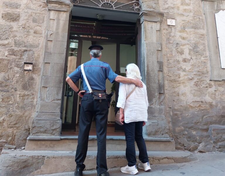 I Carabinieri di Cortona denunciano un finto collega truffatore